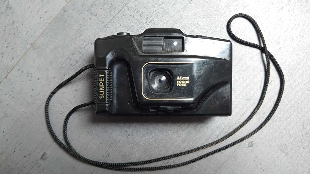stary aparat fotograficzny SUNPET 35mm Focus Free na kliszę PRL