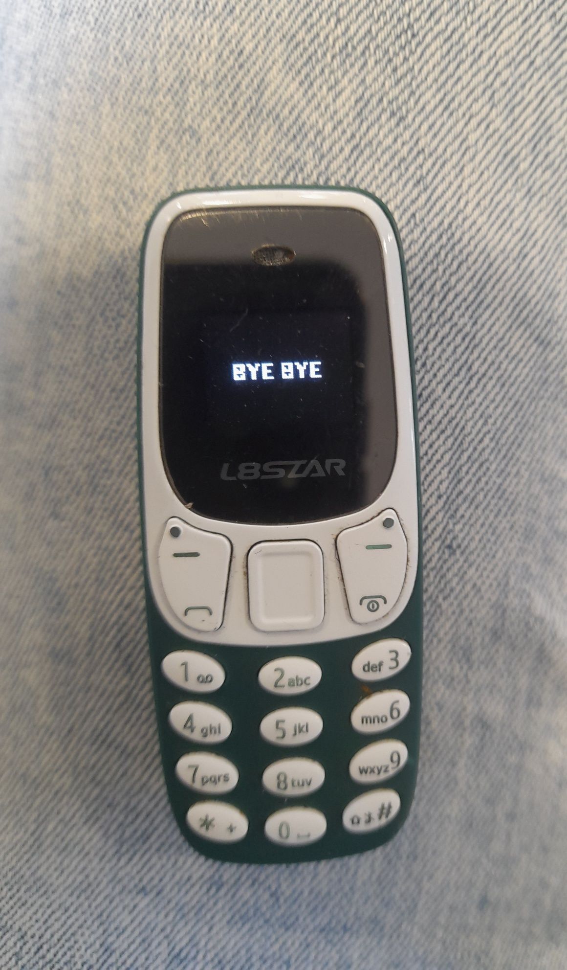 Tenho 2 destes mini telemoveis para venda