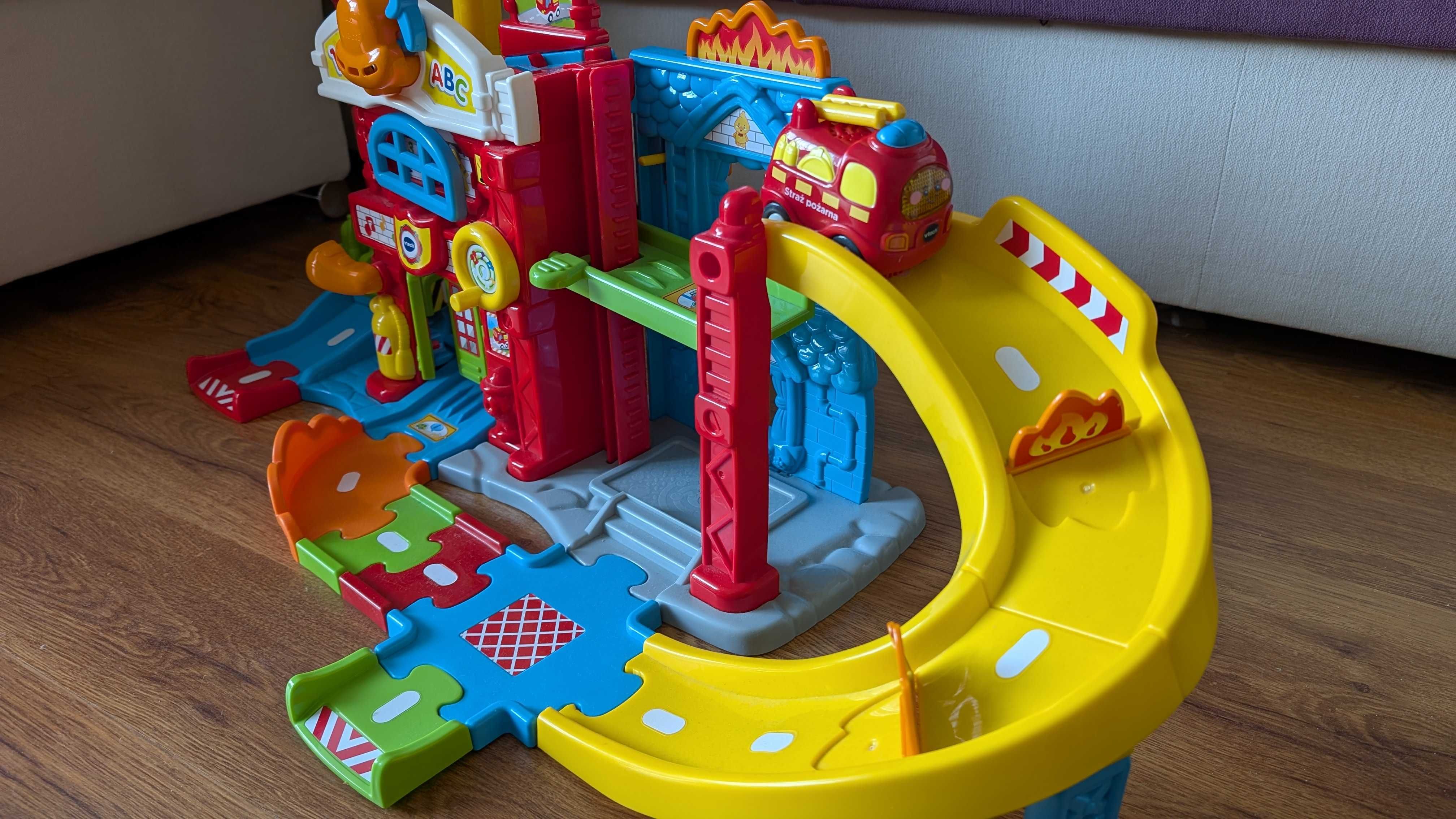 Remiza strażacka Vtech tut tut + autko straż pożarna, śpiewa po polsku