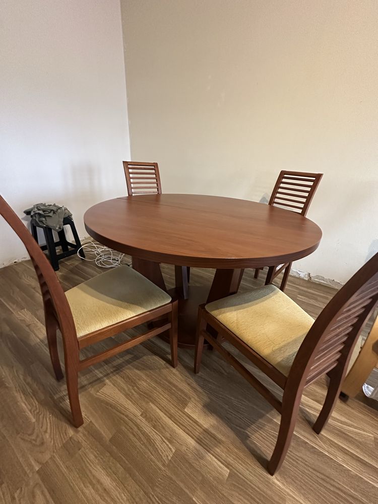 Mesa extensivel com 4 cadeiras