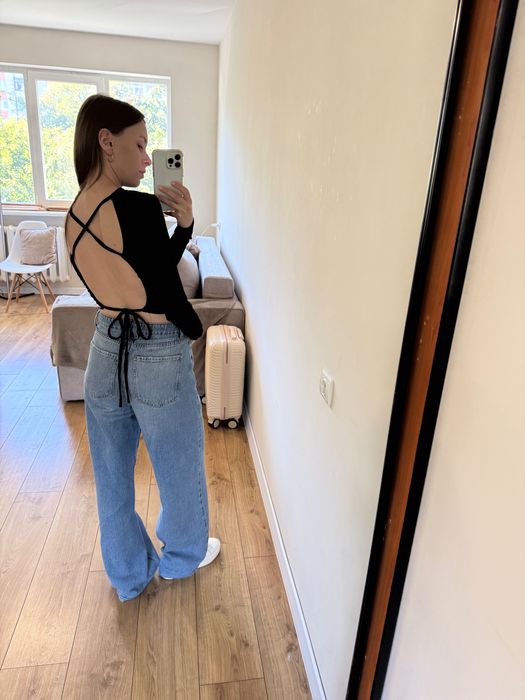 Стильний чорний топ із відкритою спиною