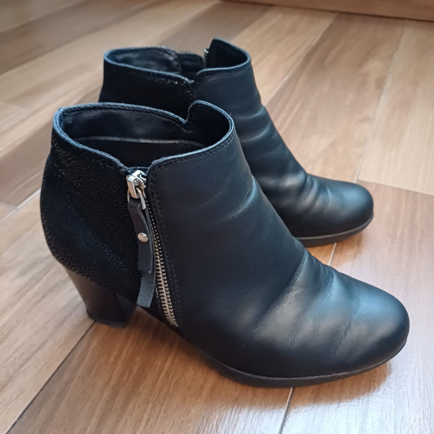 Czarne botki na obcasie  Tamaris r 38