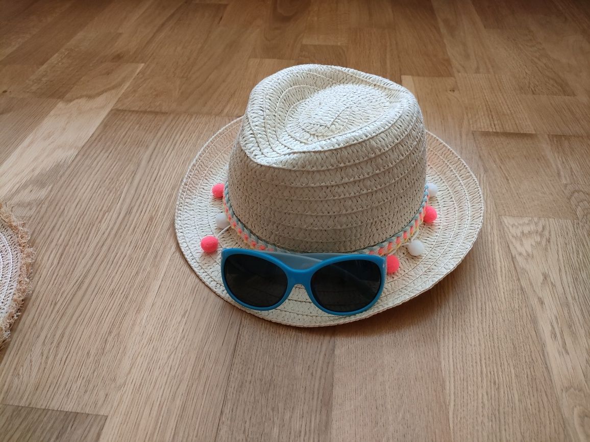 Kapelusz plus okulary przeciwsłoneczne