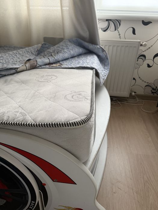 Дитяча кроватка з матрасом