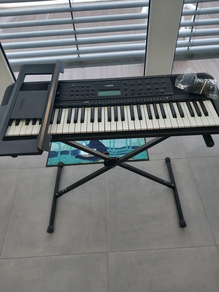 Teclado yamaha com suporte