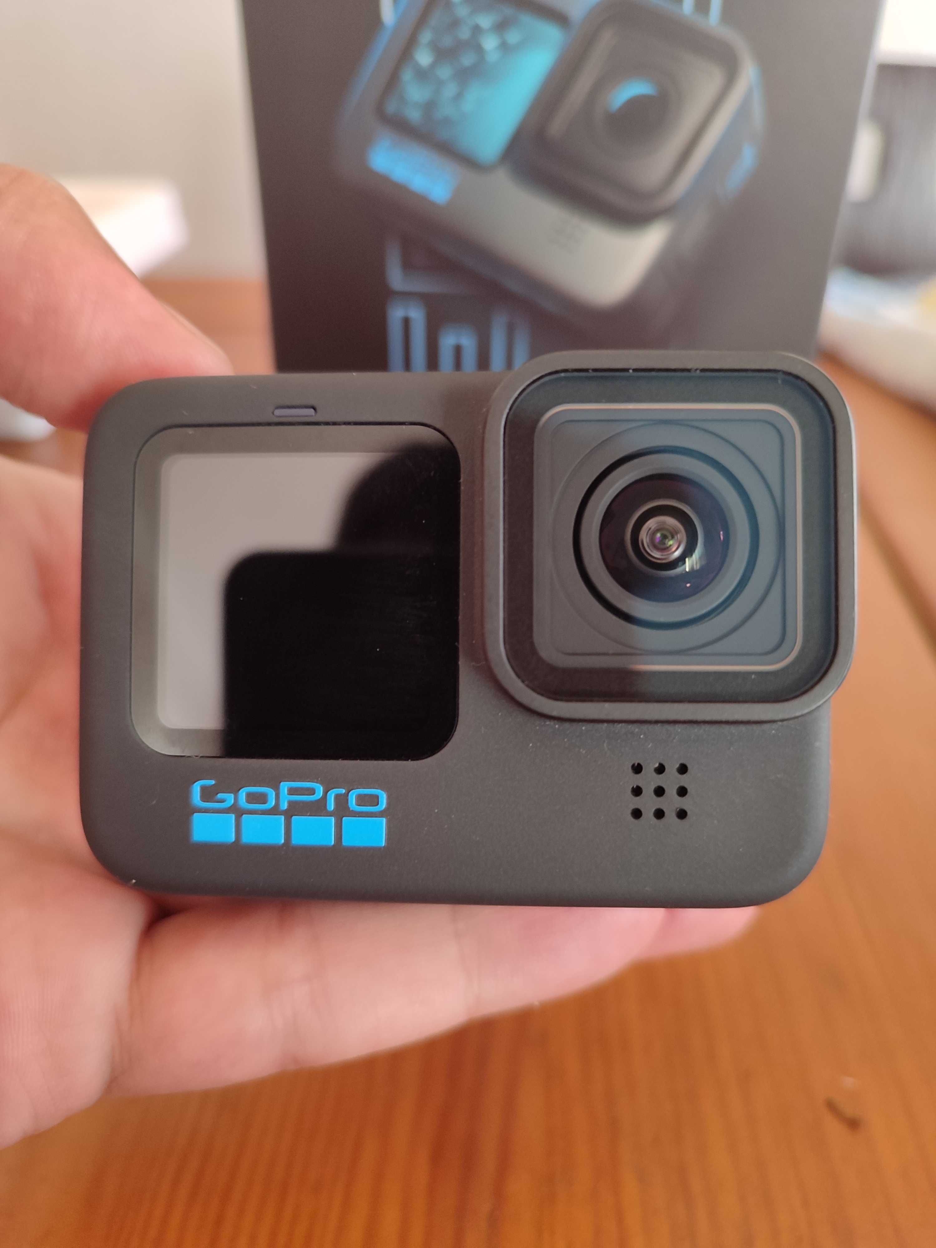Vendo gopro 11 black e luz para a mesma igualmente novas
