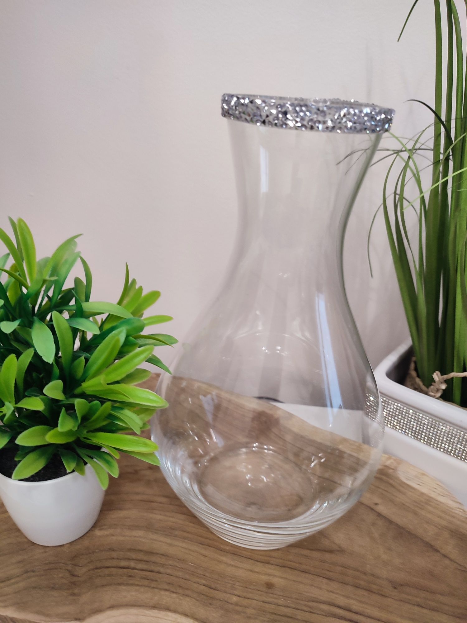 Szklany wysoki wazon
