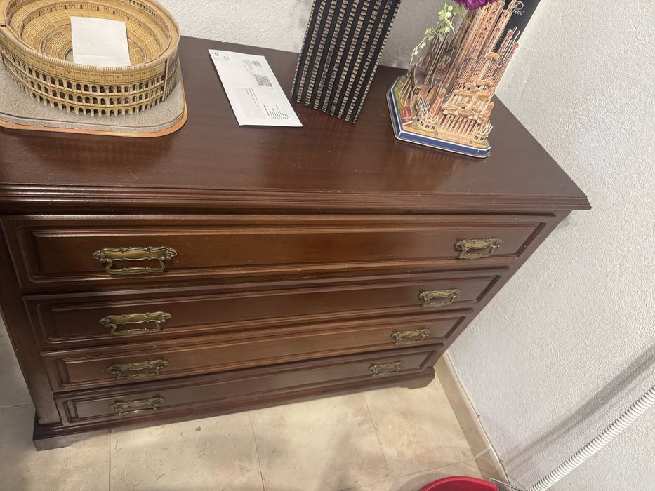 Vendo roupeiro, comoda e mesas de cabeceira