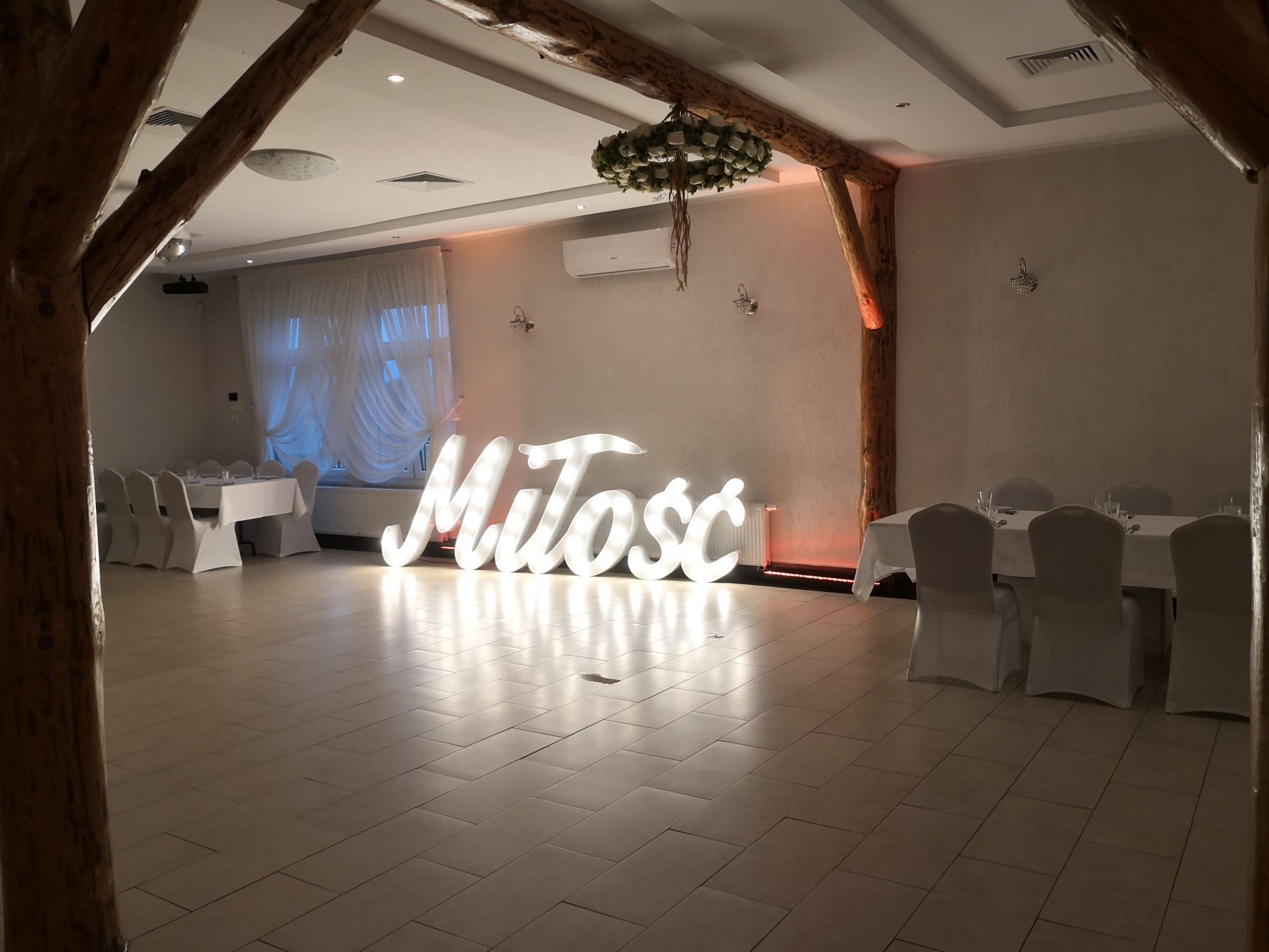 Ścianka weselna. Napis love, miłość oświetlenie Led. Ciężki dym