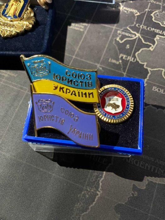 Колекційні рідкісні значки, піни