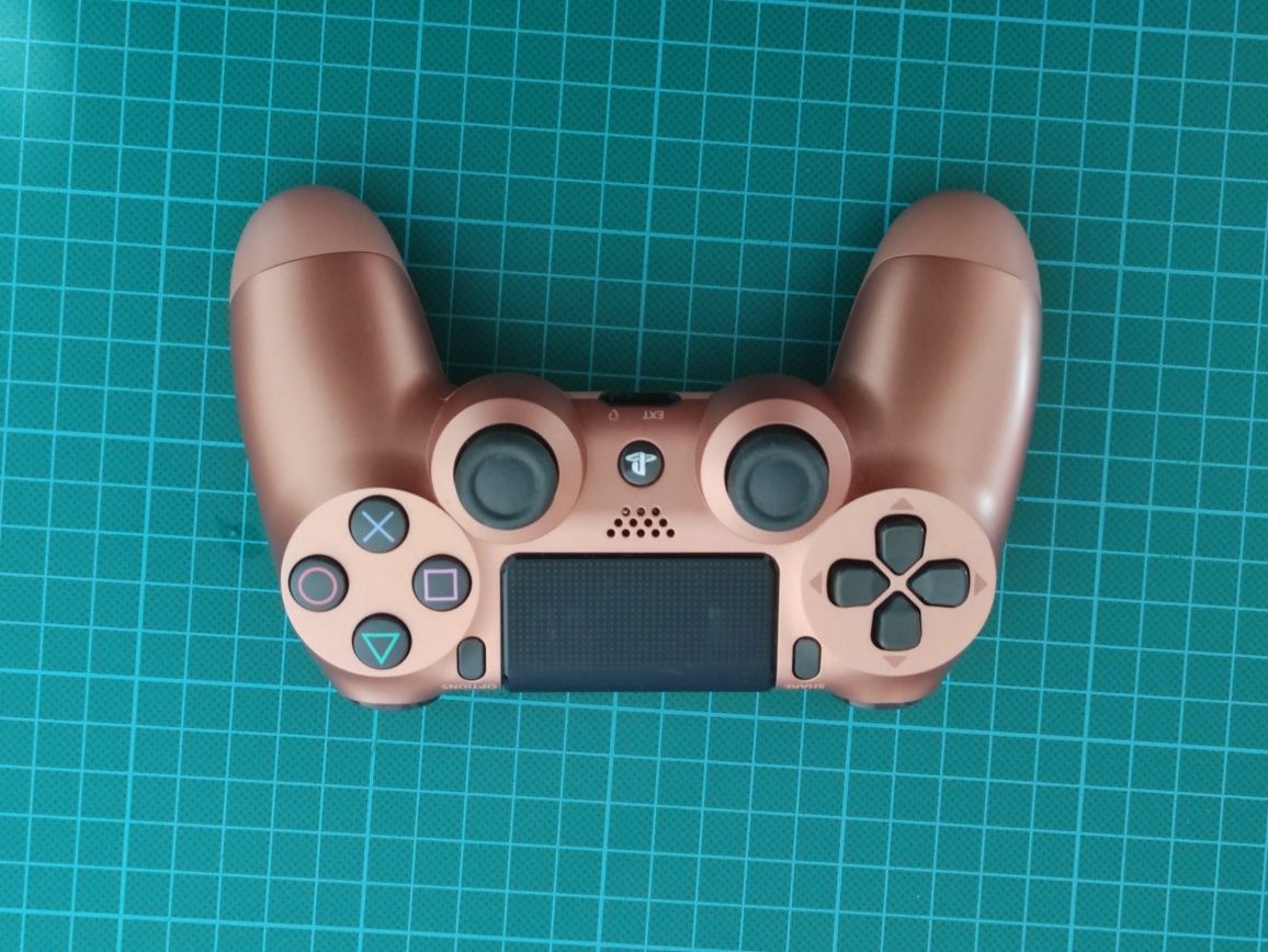 PlayStation 4 + 2 comandos