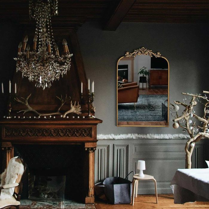 Złote barokowe lustro ścienne 40×61 cm z łukiem, dekoracyjne