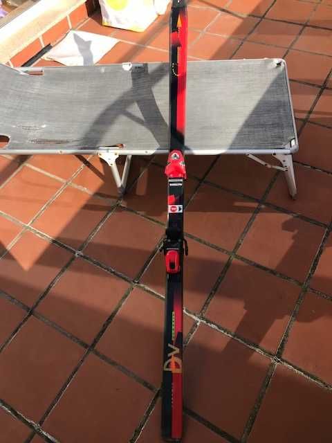 2 pares de skis usados