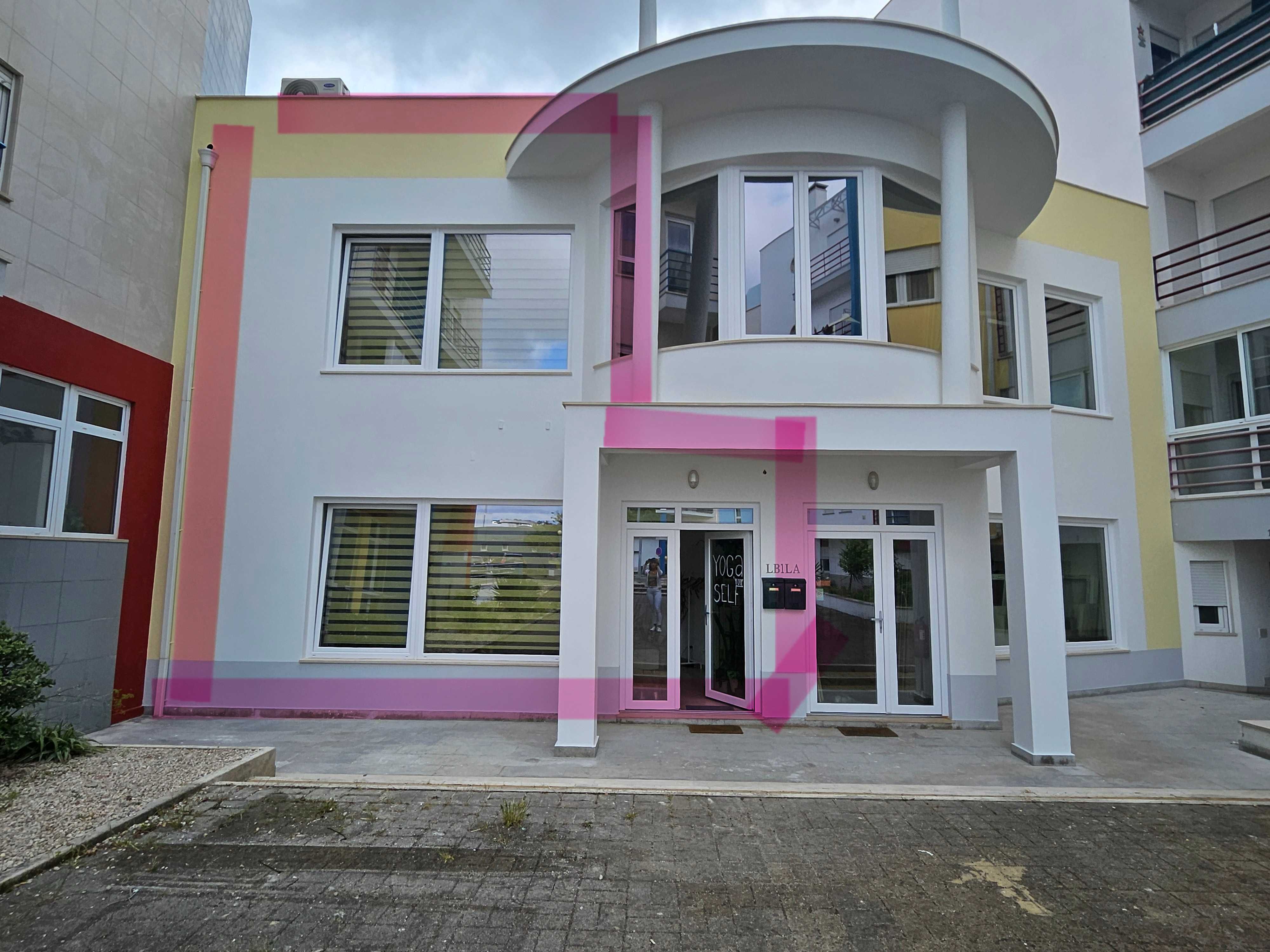 Espaço comercial com rés do chão e andar para arrendamento.