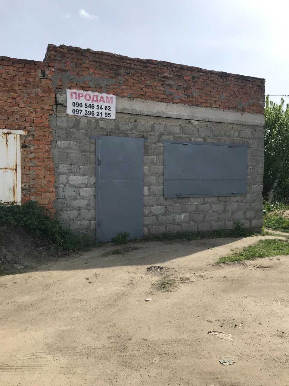 Продам комерційну нерухомість . Центр селища.