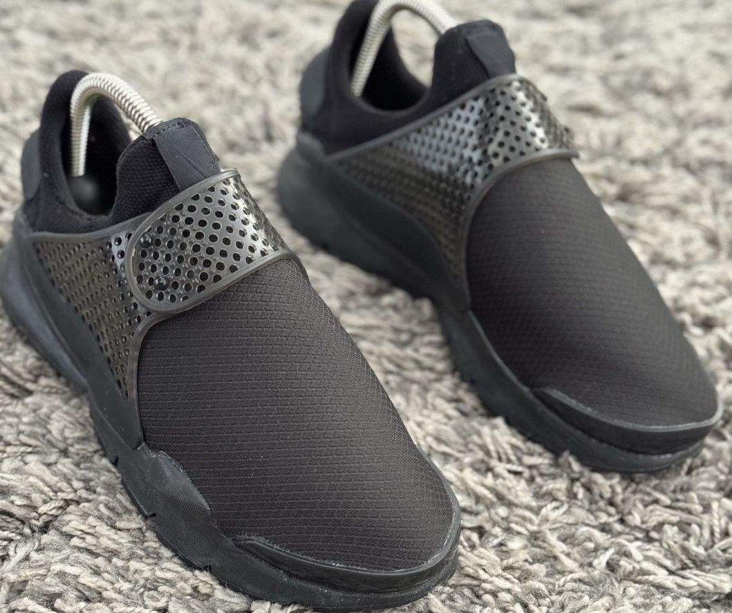 Nike Wmns Sock Dart Se "Black Volt"
Розмір 45 30 см устілка 
Стан НОВІ