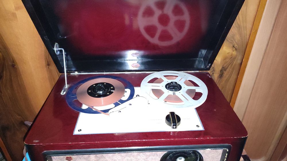 Продам магнітнофон Днепр-3 з червоного дерева!