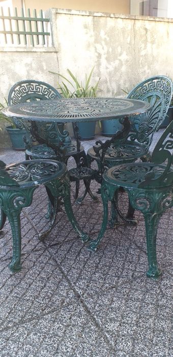 Mesa e 4 cadeiras de jardim em alumínio