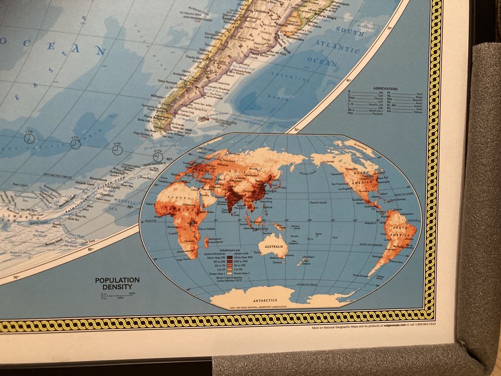 Mapa Pacific Centered w drewnianej ramie na podkładzie do wpinania