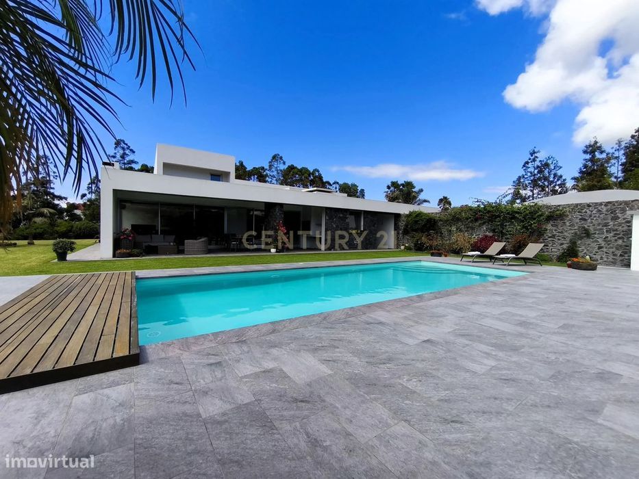 Moradia Térrea de Luxo com Piscina e Jardim Exuberante