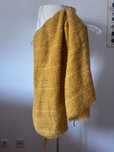 Cachecol amarelo com brilhos e franjas