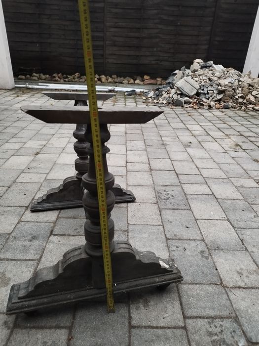 Rzeźbione nogi do szafki lub stołu