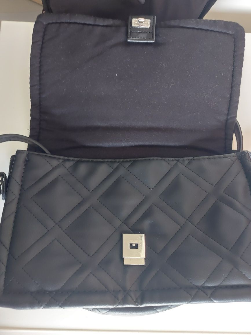 Bolsa preta em bom estado