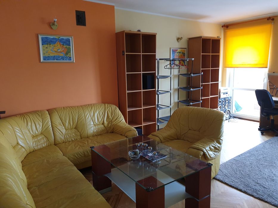 Duży pokój w trzypokojowym mieszkaniu