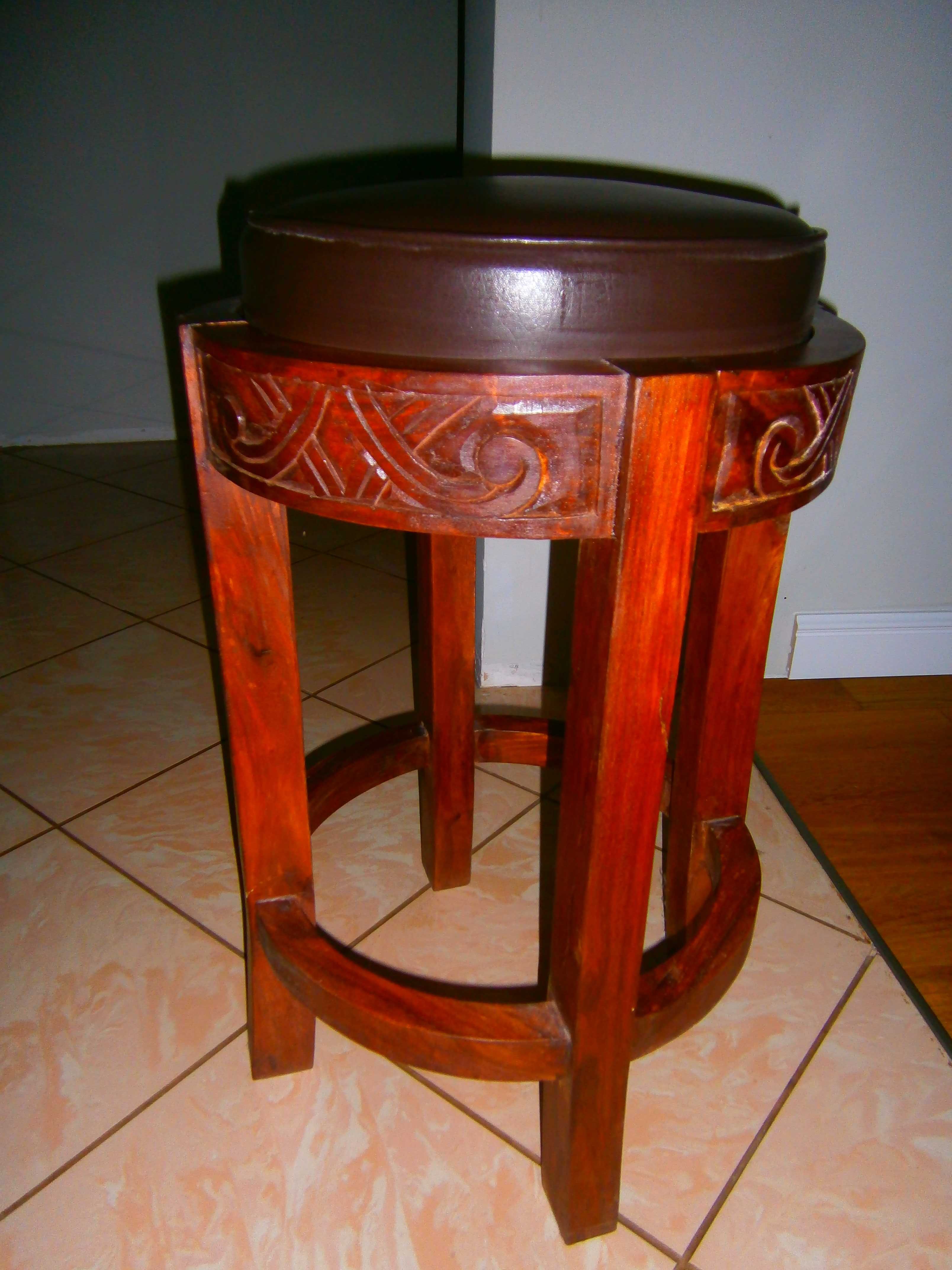 Taboret z drzewa palisandru. Rzeźbiony