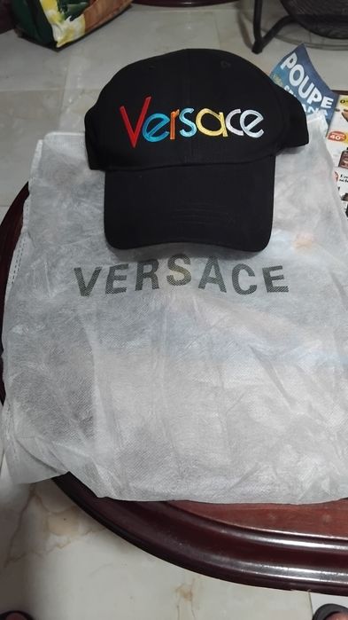 Bone da marca versace
