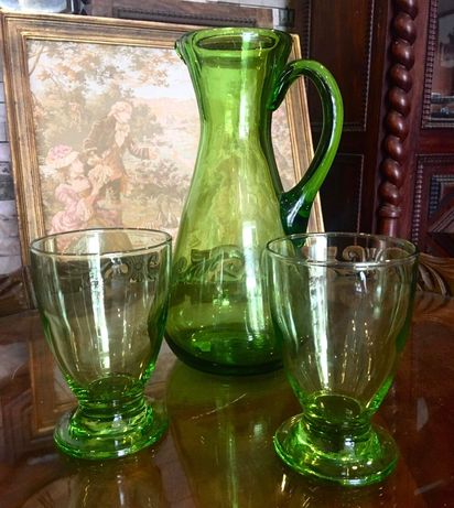Conjunto antigo de jarro e dois copos em vidro de sopro verde