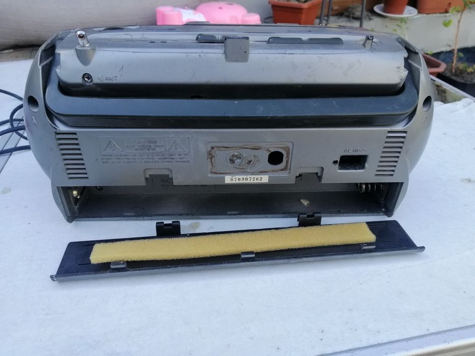 магнітофон. На запчастини або відновлення. Радіо працює. Касета працює