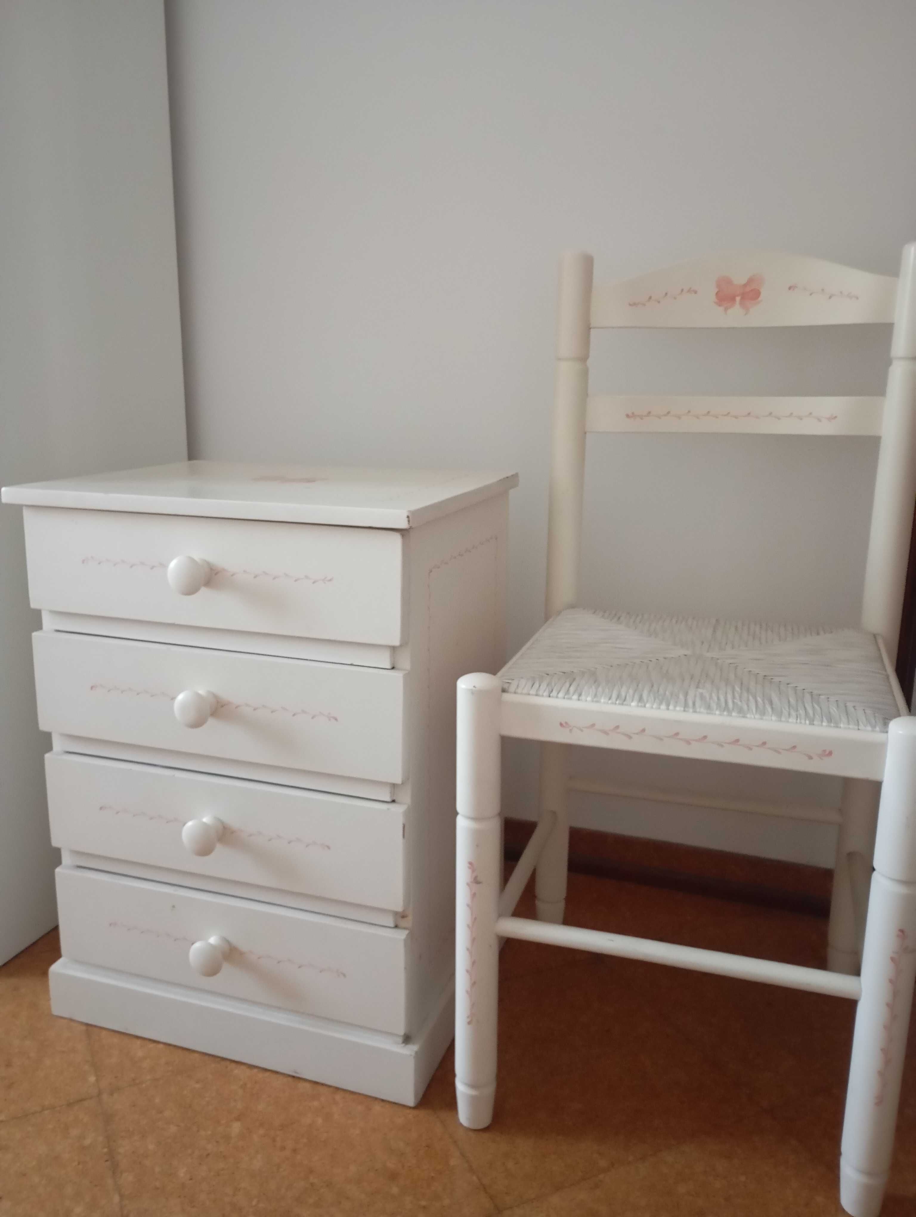 Mesa de cabeceira e cadeira_ menina