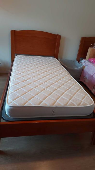 Cama em madeira maciça