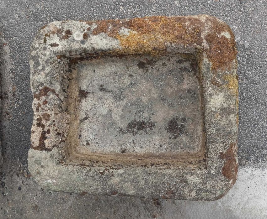 Antiga pia em pedra (60 x 52 x 29 cm)