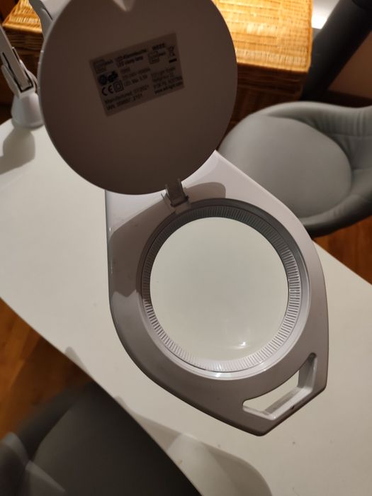 Biurko, fotele i lampa lupa do manicure