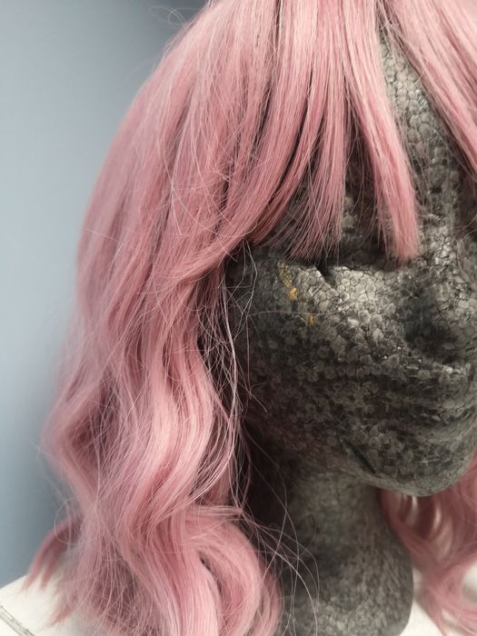 Piękna pudrowo-różowa peruka cosplay kpop