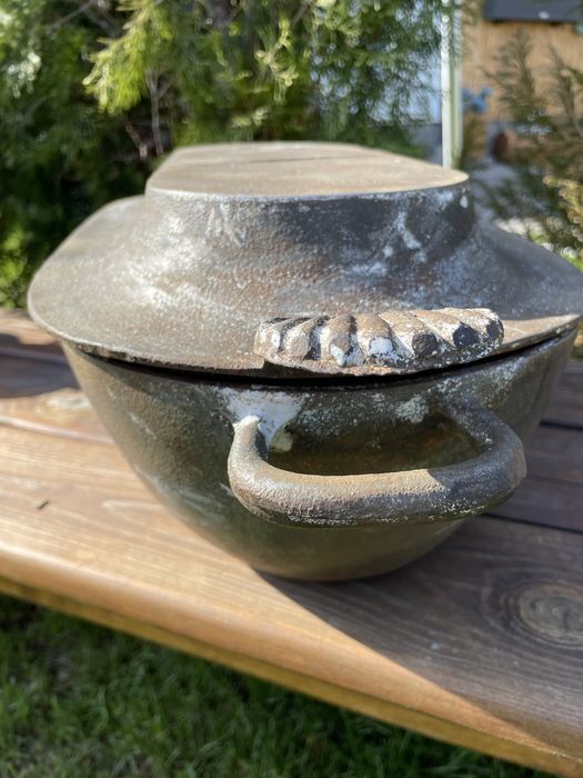 Stara żeliwna brytfanna