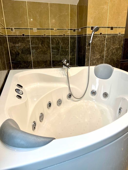 Wanna z hydromasażem Victory jacuzzi 150x150 obudowa