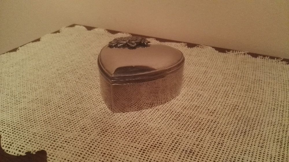 Platerowana, szkatułka w kształcie serca z elementami róż.