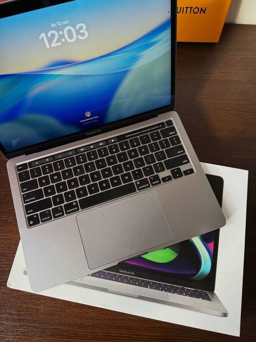 Apple MacBook Pro 13 M1, 256GB, Space Gray Touch Bar + чехол ориг.