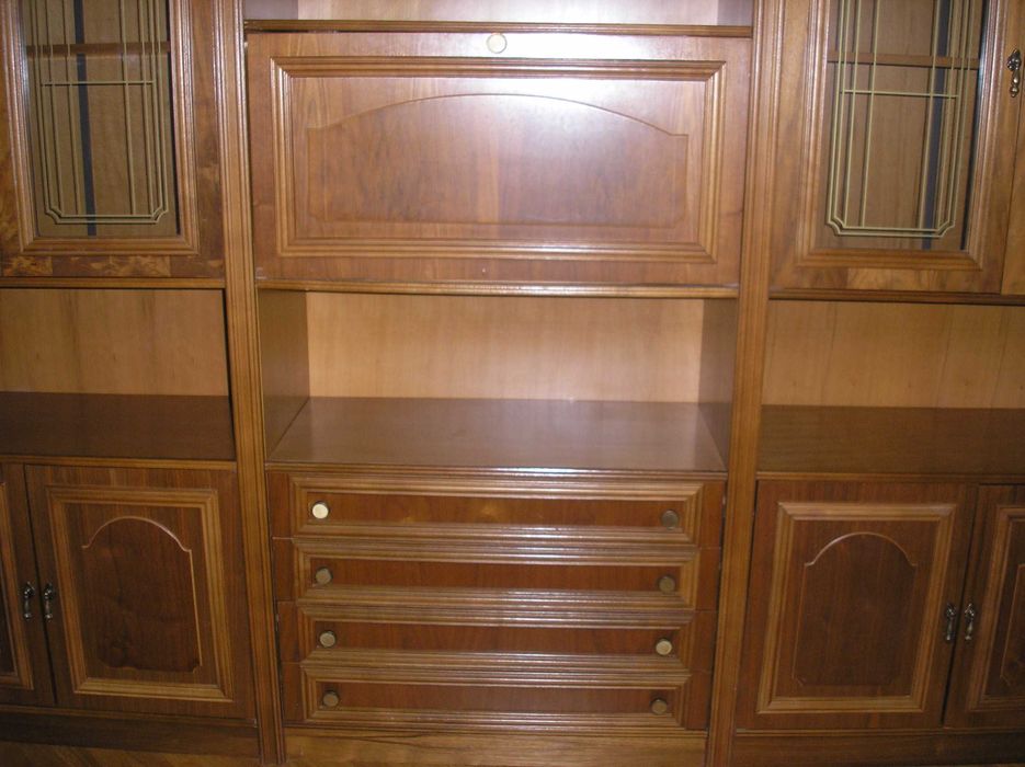 Меблі\стінки\гарнітури з натурального горіха у вітальню Італія