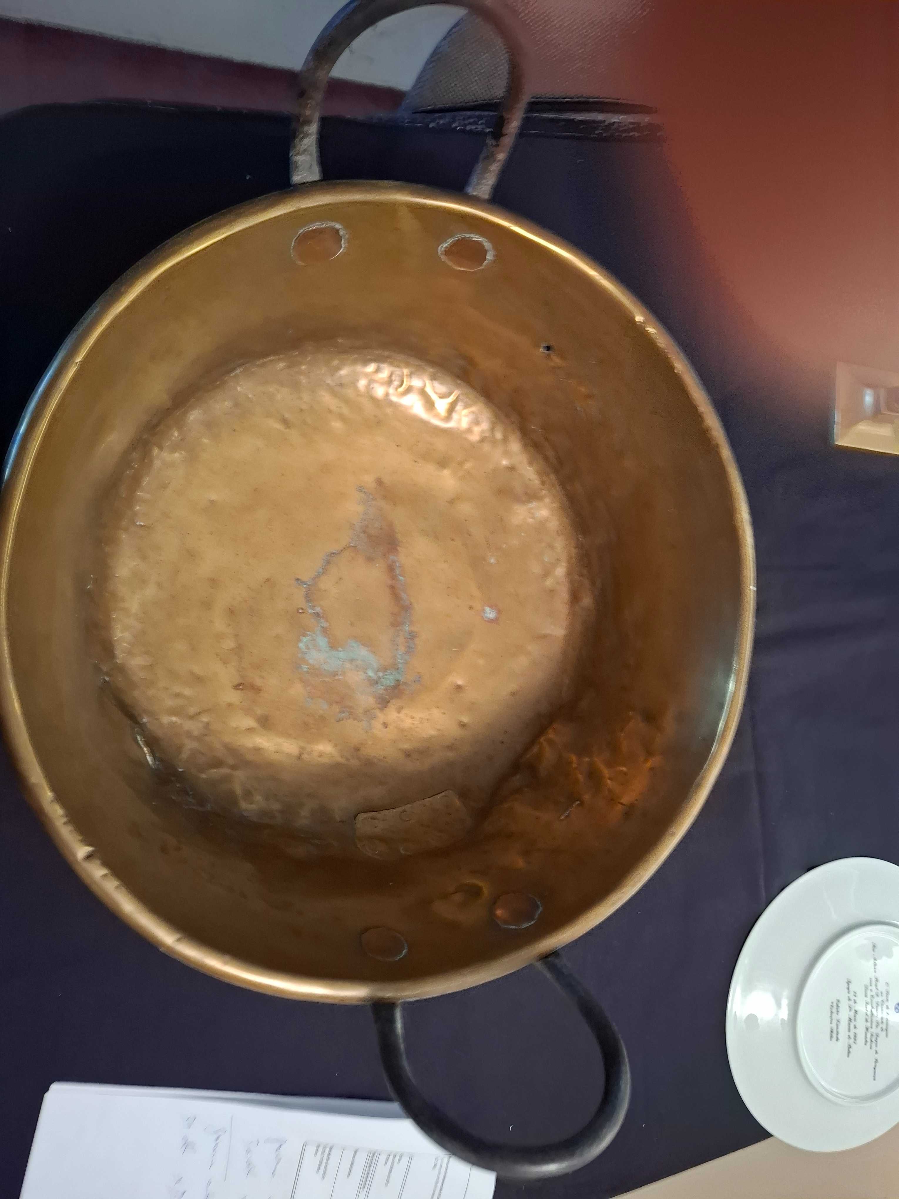 tacho muito antigo, de cobre e ferro