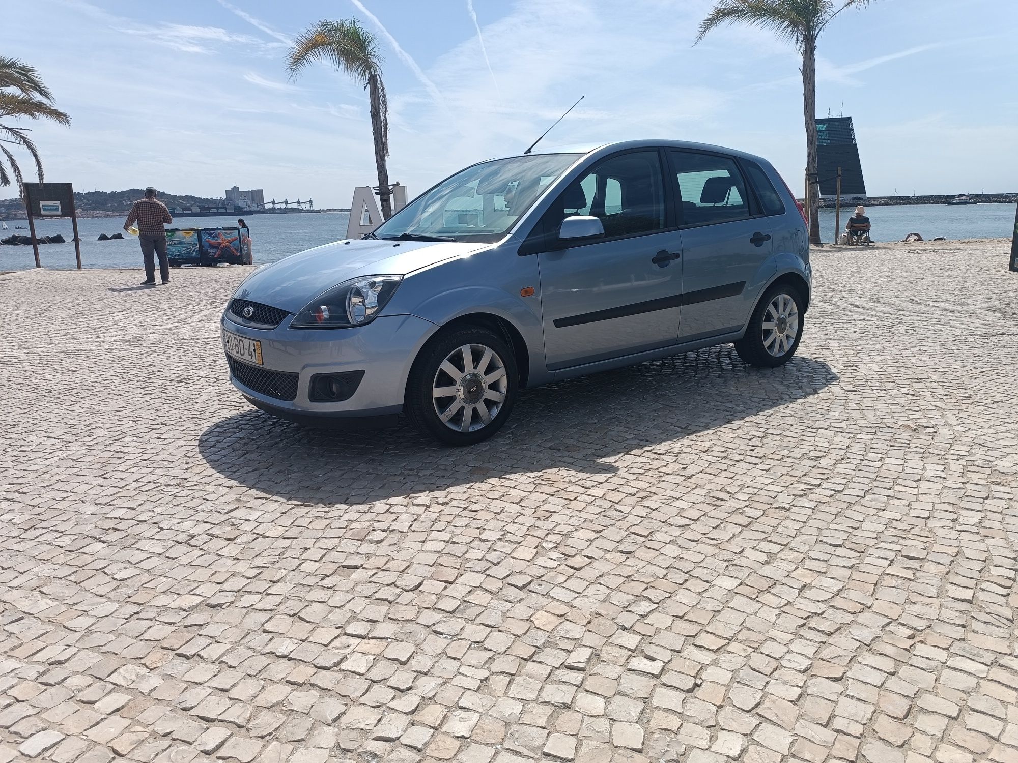 Vendo Ford fiesta 1.2 gasolina imaculado com 53 mil km reais