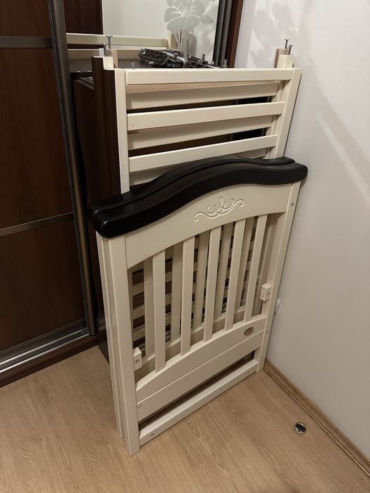 Ліжечко для немовлят з натуральної деревени