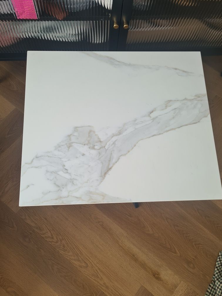 Stolik kawowy spiek kwarcowy