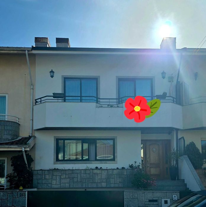 Moradia T4 c/ Terraço, Jardim c/ árvores de fruto situada em Rio Tinto