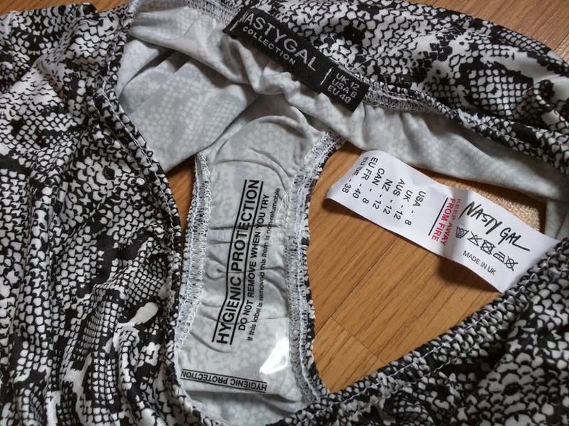 Чёрно-белый комплект бикини от nastygal! 12(40) змеиная кожа.