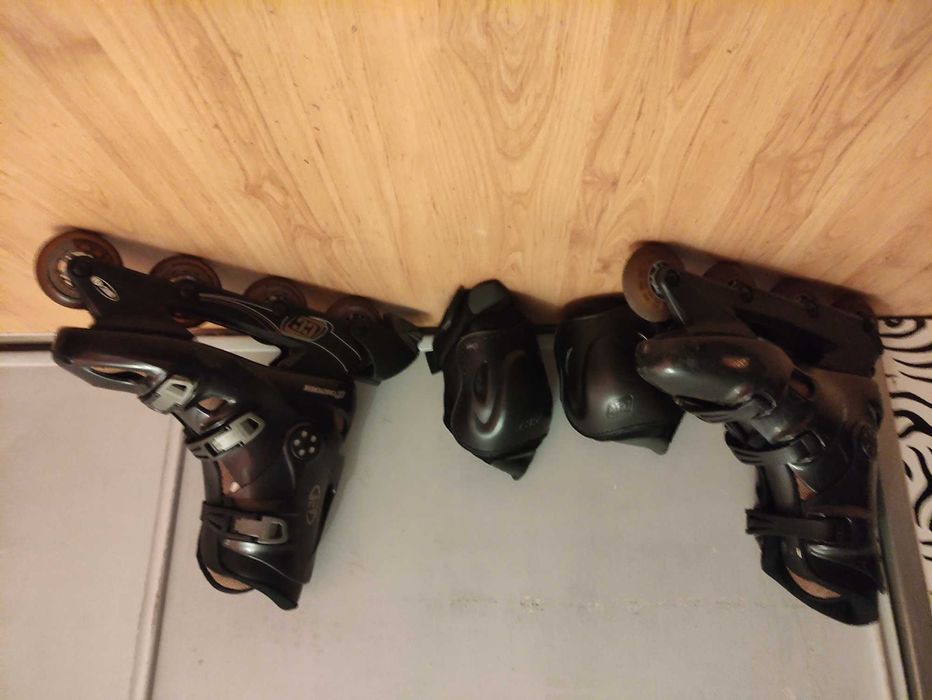 Patins em linha com joelheiras