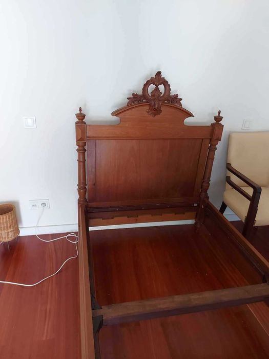 Cama solteiro restaurada